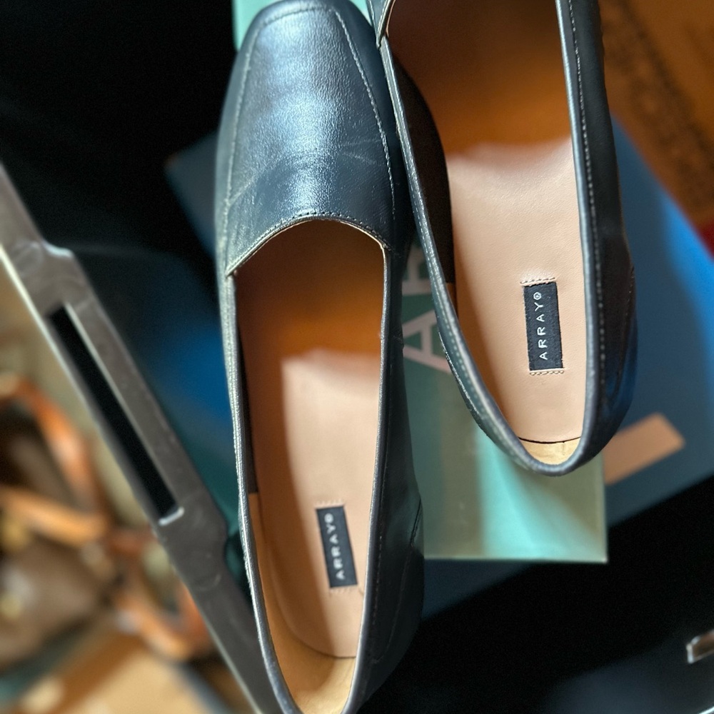 NWOT‎ Array Women's Sleek Navy Loafers